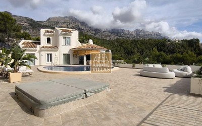 Fantastic villa with panoramic sea views.
